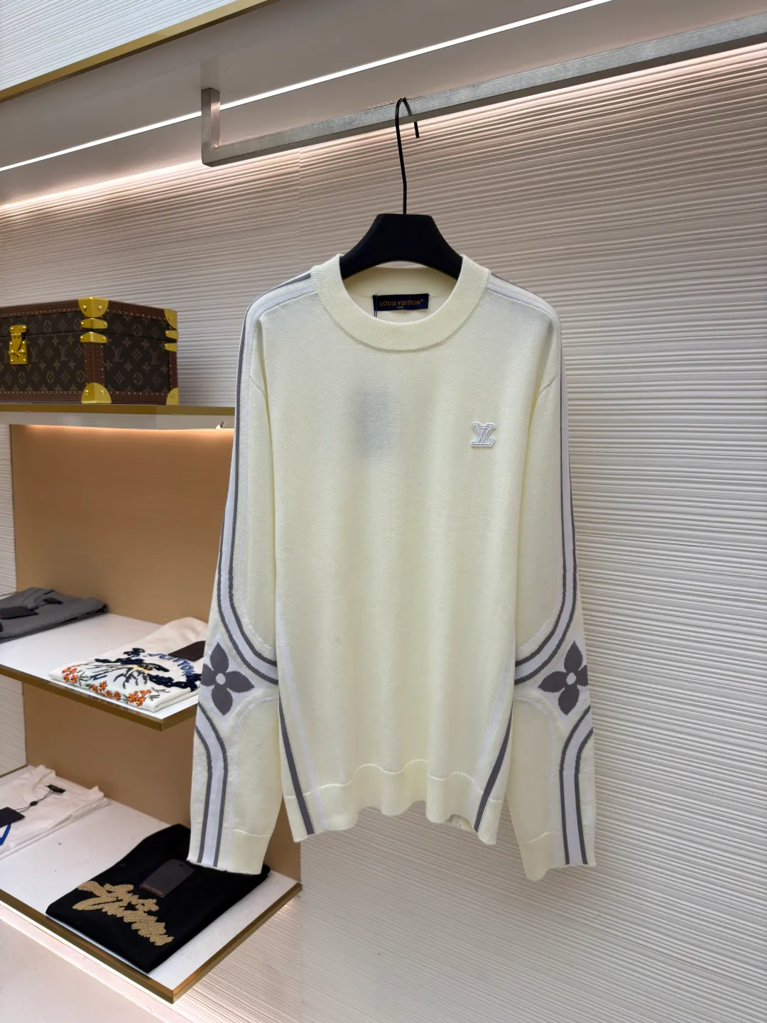 LOUIS VUITTON SKI ski series letter arm floral sweater ●Original version: purchased and developed by 14372 ●Item number: 1681678-A95 ●Fabric: wool blended fabric ●Technology: jacquard knitting ●Color: off-white ●Version: fitted version ●Weight: about 540 grams ●Size: S-M-L-XL ●Description: This knitted sweater is made of high-count combed wool and cashmere blended fabric. It has undergone multiple worsts spinning processes to ensure that the fiber is soft and not easy to pill. The ready-made garments use computerized flat knitting jacquard technology to precisely weave the brand's iconic Monogram pattern and geometric line patterns on both sides of the sleeves, creating clear layers and a strong three-dimensional effect. The LV embroidery on the chest uses precision flat embroidery technology, and the stitching is even and delicate, integrating with the body. The collar, cuffs and hem are all ribbed and have moderate elasticity, which not only ensures wearing comfort but also effectively prevents deformation. The overall tailoring follows ergonomics, and the fit is loose yet stiff. After multiple fitting adjustments, it ensures free movement. The dyeing process uses environmentally friendly reactive dyes, which have soft colors and are not easy to fade. At the same time, strict washing and color fixing treatments make the clothes feel smoother. From yarn selection to garment completion, every step undergoes strict quality inspection to ensure high quality and durability. The overall wiring is straight and delicate, the fabric is comfortable and soft, and the color is consistent without color difference. It can be matched with the same style to create a fashionable look and control various occasions. Customized accessories, complete with three standards, same style for men and women!